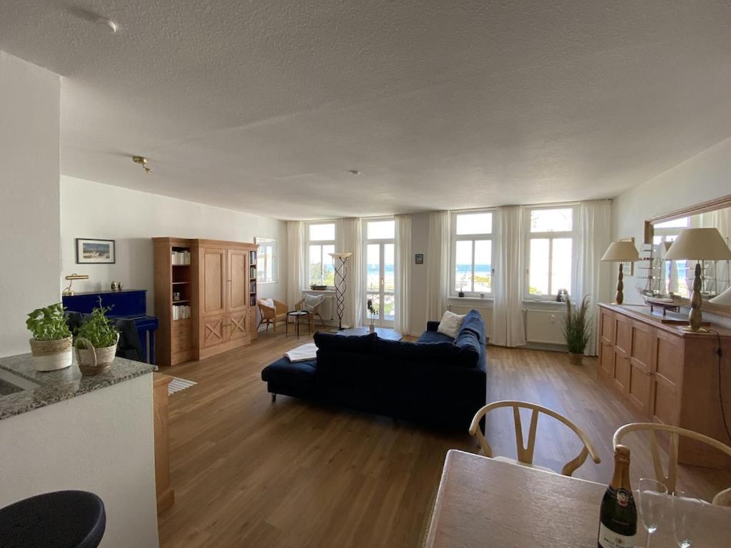 Villa Seeblick Warnemuende - Fewo Mit Meerblick Und Balkon Direkt Am Strand Fuer 2-4 Pers Rostock Exterior photo
